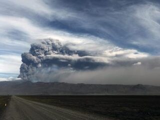Deze Dag Toen: Vulkaan Eyjafjallajökull barst uit