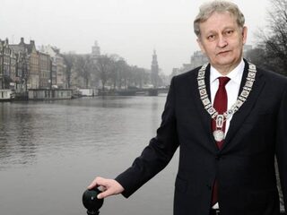 Zieke Amsterdamse burgemeester Van der Laan stopt per direct