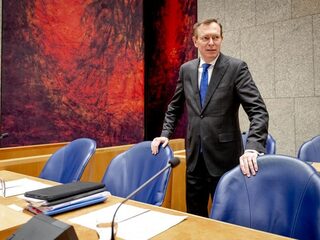 Minister Bruins treedt af