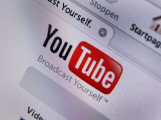 'Terwijl u druk was met het afsluiten van een zorgpakket zag uw kind video’s met titels als: B-Brave seks met fans?'