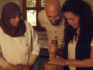 Schrijver Benali zoekt verhalen in de keuken (en op zijn bord)