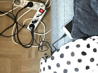 's Nachts je mobiele telefoon opladen is niet zonder risico