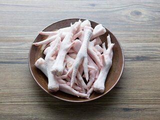 ‘Eet ook eens de voetjes en de teentjes van de kip’