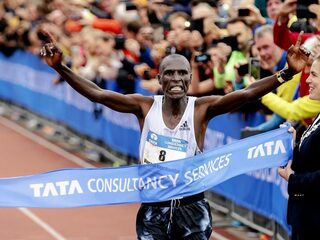 Nageeye mist podium en record in marathon Amsterdam