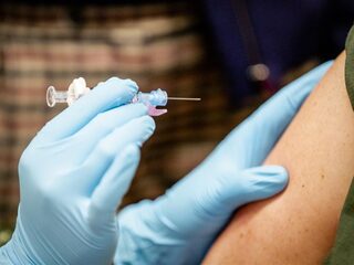 Stand.nl: 'Het kabinet moet zestigplussers en kwetsbare groepen voorrang geven bij vaccinatie'