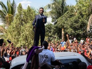 Bobi Wine weer thuis: 'Er hangt een sfeer van opstand in Ugandese Kampala'