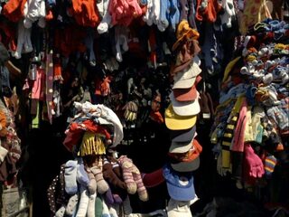 Wat er echt gebeurt met de kleding die je doneert