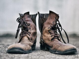 Marktplaats verwijdert advertentie met omstreden schoenen Tweede Wereldoorlog
