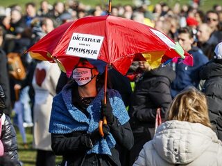 'Laat antivaxxers en corona-ontkenners niet aan het woord in de media'