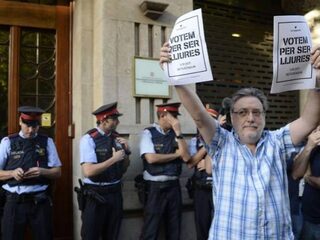 Invallen en arrestaties bij regiobestuur Catalonië: 'Dit is ongekend'