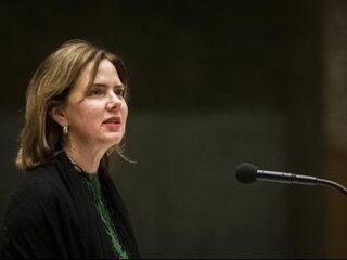Minister Van Nieuwenhuizen is gek van Feyenoord