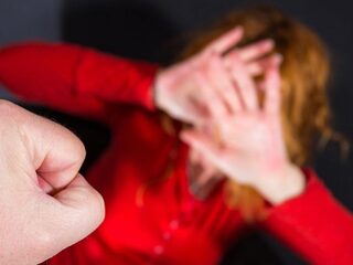 Podcast De Dag: Wat als het in huis gevaarlijker is dan buiten?