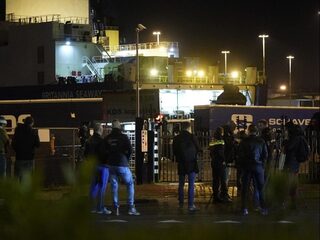 25 verstekelingen gevonden in koelcontainer op veerboot Vlaardingen