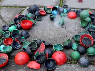 Stop met verkoop plastic vuurwerk 'knetterbal'