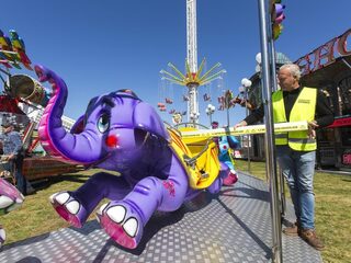 Zwieren, zwaaien en rondjes draaien op de kermis in de anderhalvemeter-samenleving