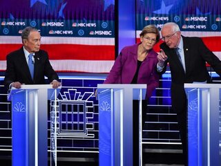 Alle pijlen gericht op Bloomberg bij eerste Democratische debat waaraan hij deelneemt