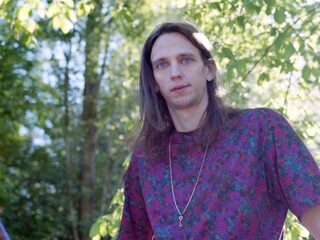 Zin in een absurde kantoorliefde vol met zombies?