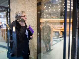 Henk Krol deelt Gouden Tol uit aan VVD-Kamerlid Yeşilgöz