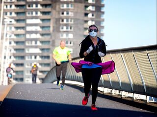 Moet ik meer dan 1,5 meter afstand houden bij hardlopers? Vragen en antwoorden uit het coronaspreekuur