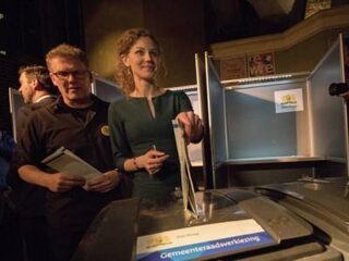 Eerste stemmen uitgebracht bij nachtelijke stembureaus