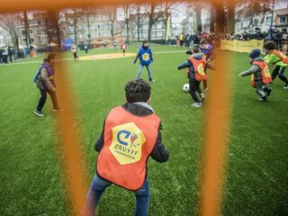 Leidt voetballen op kunstgras tot meer blessures?