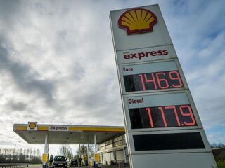 Olieprijs ingestort: kunnen we straks gratis tanken?