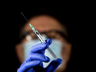 Een op de drie zorgmedewerkers wil geen vaccin: 'Grote behoefte aan meer informatie'