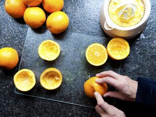 Wie maakt onze vitamine C?