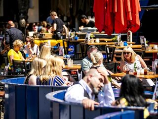 'Scenario om horeca over drie weken gecontroleerd weer te openen'