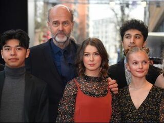 In een muisstille zaal kijken naar het drama van Utøya