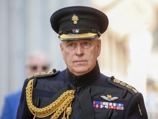 Podcast De Dag: Hoe kon het zo ver komen met prins Andrew?