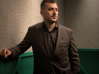 Özcan Akyol krijgt interviewprogramma op NPO Radio 1