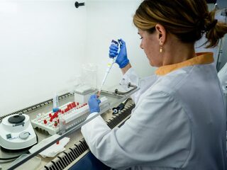 Podcast De Dag: 'Niet méér testen, maar minder'