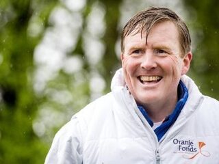 Is Willem-Alexander ‘te gewoon’ als koning? ‘Hij staat in de rij bij Albert Heijn’