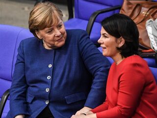 Podcast De Dag: Annalena Baerbock - in drie jaar van onbekend naar 'nieuwe Merkel'