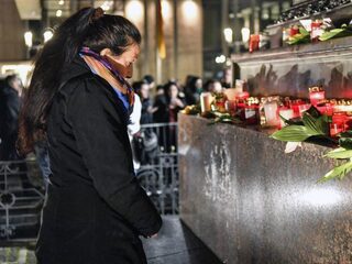 Wake in Hanau drukbezocht: 'Wat moet je zeggen na zo'n groot verlies?'