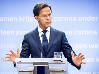 Advies Rutte aan juichende voetbalfans: 'Gewoon je bek houden'