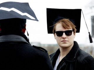 Podcast De Dag: wie heeft schuld aan studieschuld?