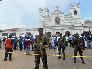 Veel doden en honderden gewonden bij aanslagen in Sri Lanka