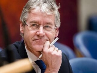 Minister Slob: Bezuiniging onderwijs is niet van tafel