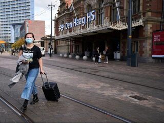 Veldepidemioloog Amrish Baidjoe: 'Hoog tijd voor mondkapjesplicht in Nederland'