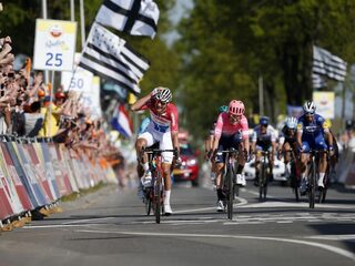 Mathieu van der Poel zoeft iedereen voorbij en wint Amstel Gold Race
