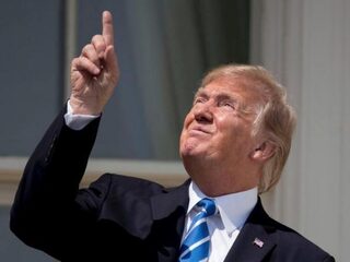 President Trump gebruikt geen eclipsbril