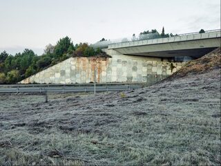 Begraven onder een snelweg of brug