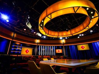 De avondklok geldt niet voor Op1 en Jinek: terecht?