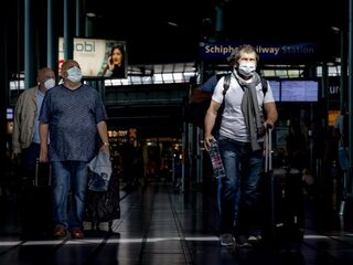 Stand.nl: De coronaregels moeten veel strenger gehandhaafd worden