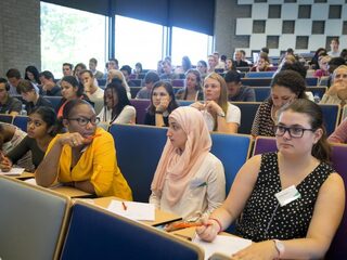 Podcast De Dag: Waarom je ondanks een numerus fixus soms lege collegebanken ziet