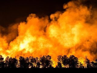 Inwoners Herkenbosch mogen nog niet naar huis, natuurbrand nog niet onder controle