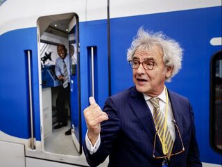 NS-topman witheet over beschoten treinen