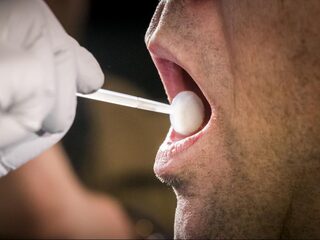 Moet het afstaan van dna in grote zaken verplicht worden?